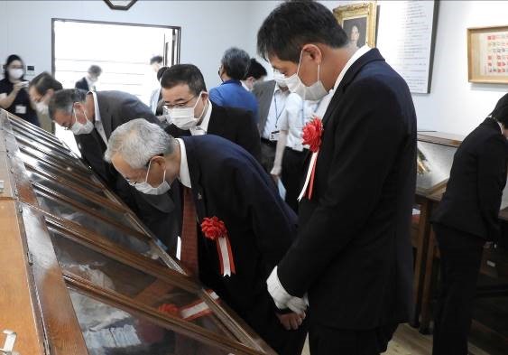 展示品を熱心に見学される河野学長