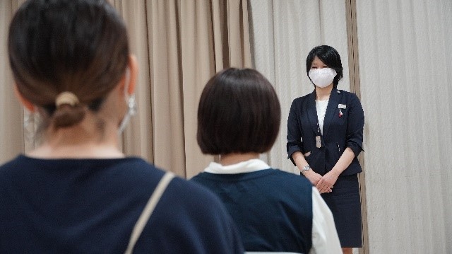 学生への期待を述べる万町商店街振興組合 山内常代理事長