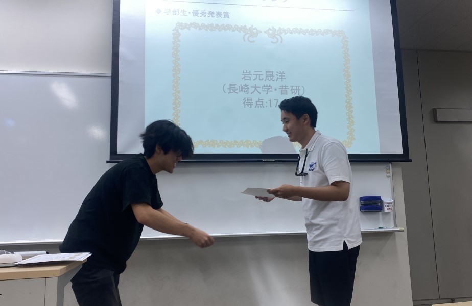 表彰される環境科学部3年　岩元さん