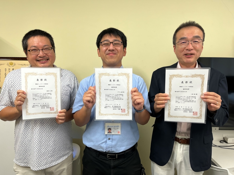 左から環境科学部の服部充 准教授、情報データ科学部の戸川大樹さん、小林透 教授