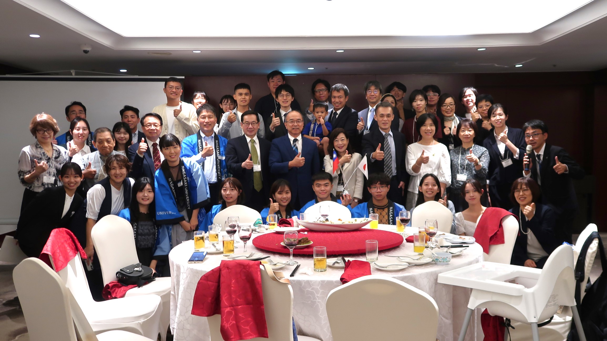 Nagasaki University Global Alumni Network（NUGAN）の台湾支部設立記念式典での集合写真