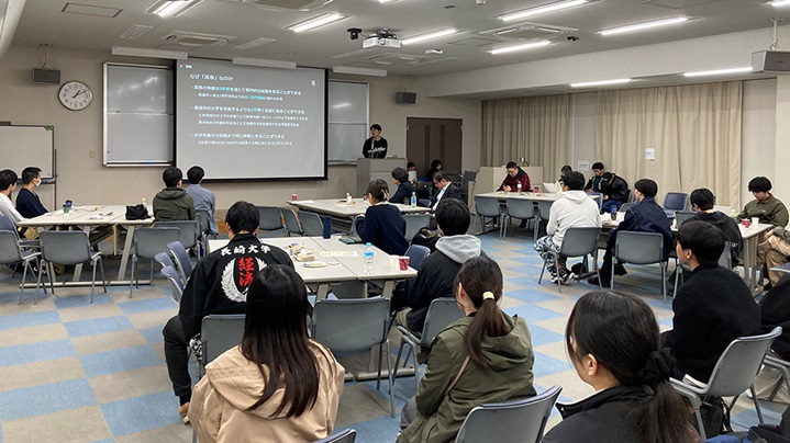 高専に関する学生報告の様子