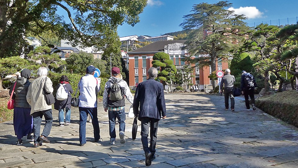 キャンパスツアー：瓊林会館（登録有形文化財）へ続く石畳
