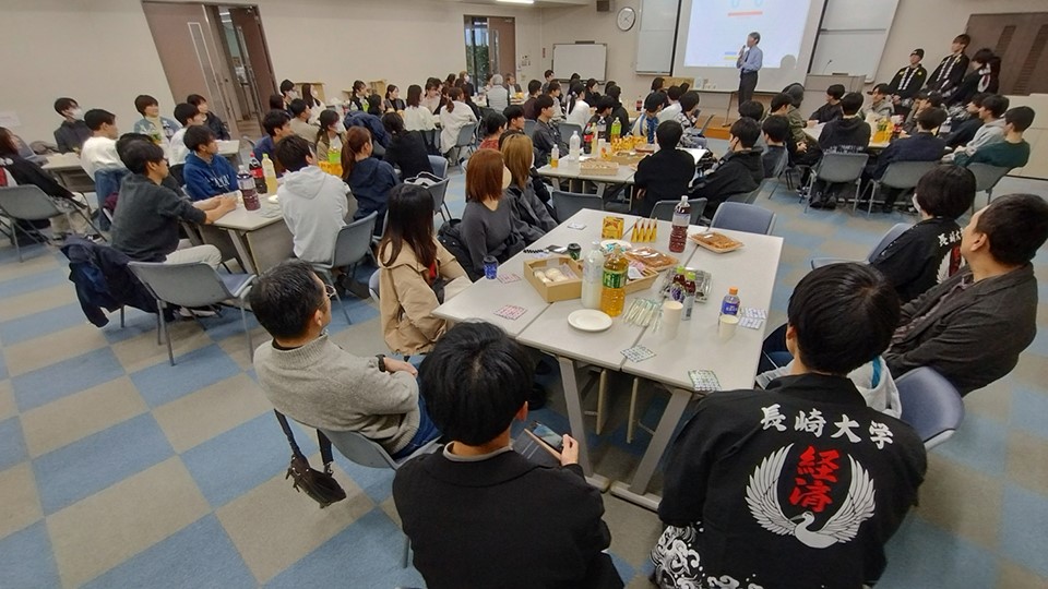 交流会：宍倉学部長乾杯の発声の様子