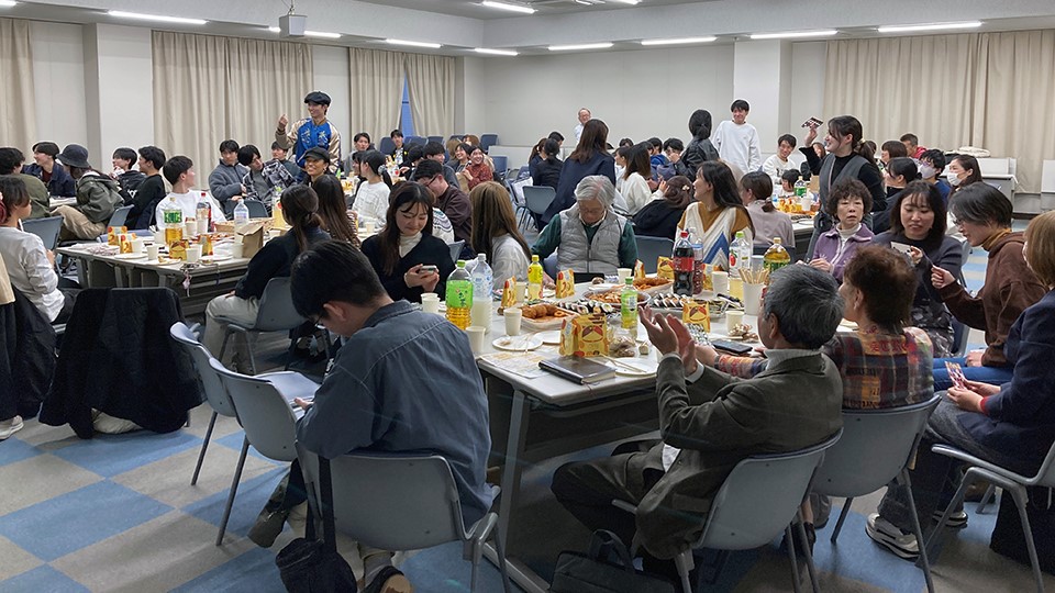 交流会：各テーブルにおける談笑