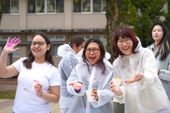 パウダーを手に付ける様子