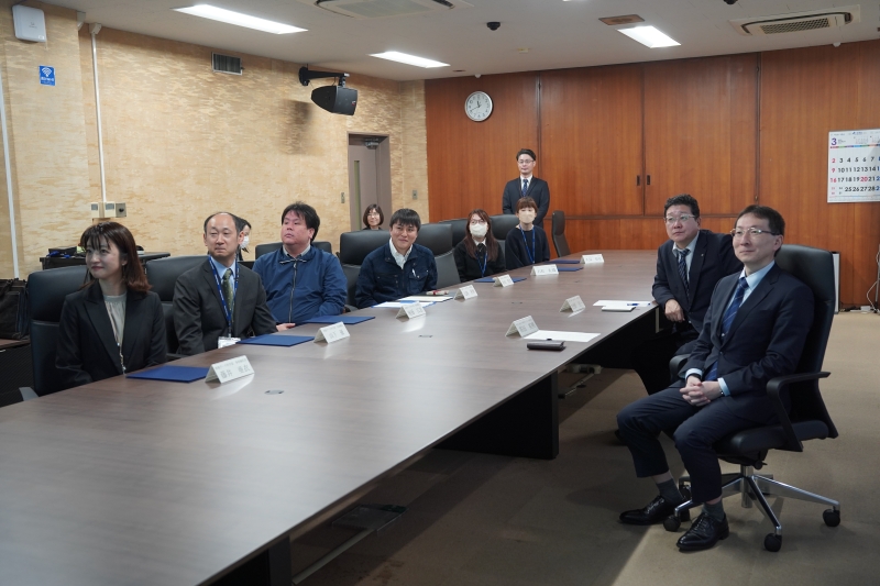 優秀賞の説明を聞く様子