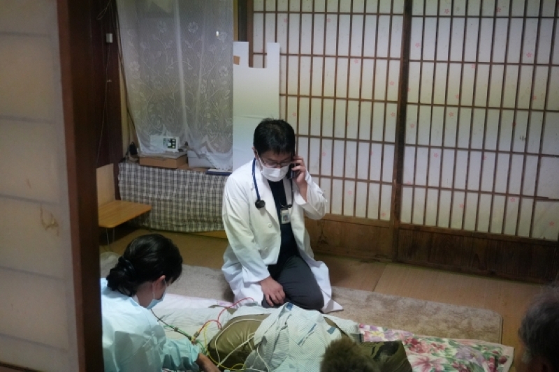 医師が傷病者宅に往診し、搬送のため電話連絡