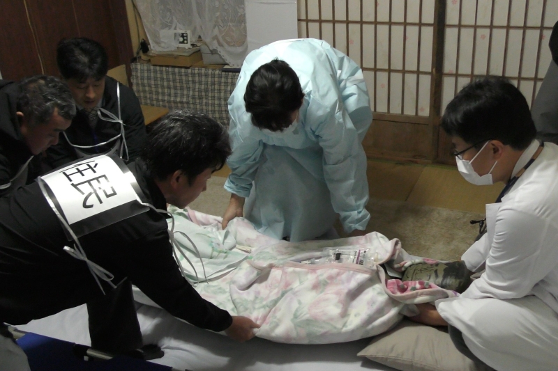 傷病者を担架に移乗