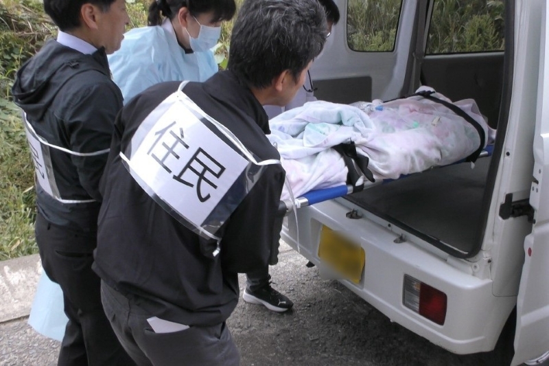 傷病者を久賀診療所の車に搬入