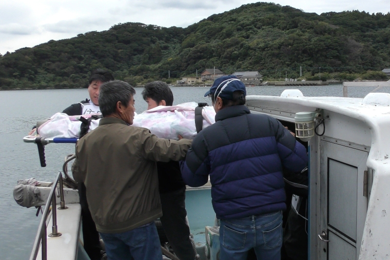 傷病者を海上タクシーに搬入