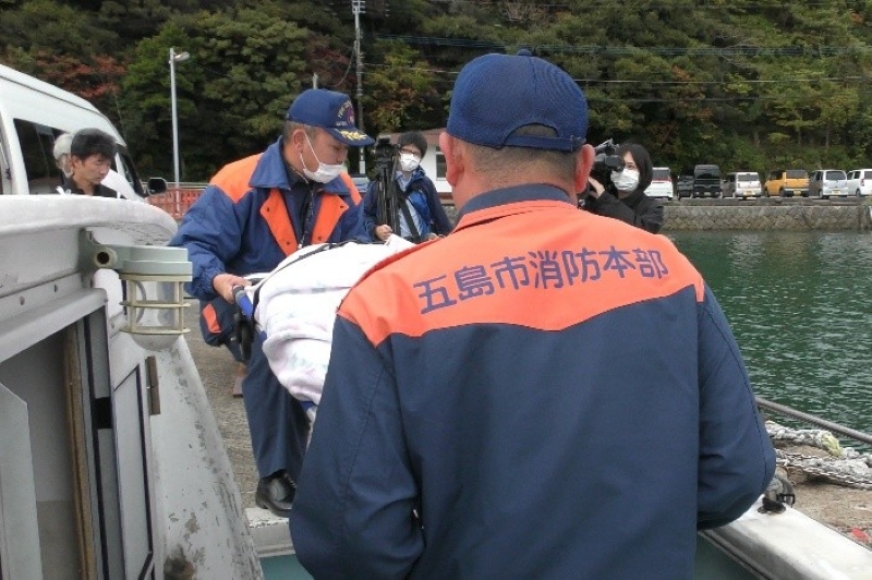 福江島・奥浦港に到着、救急隊に引き継ぎ