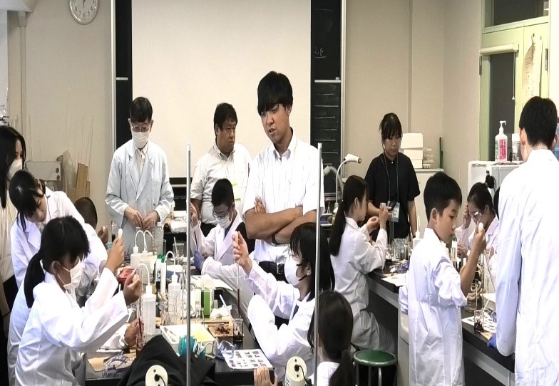色素増感太陽電池の作成実験のようす